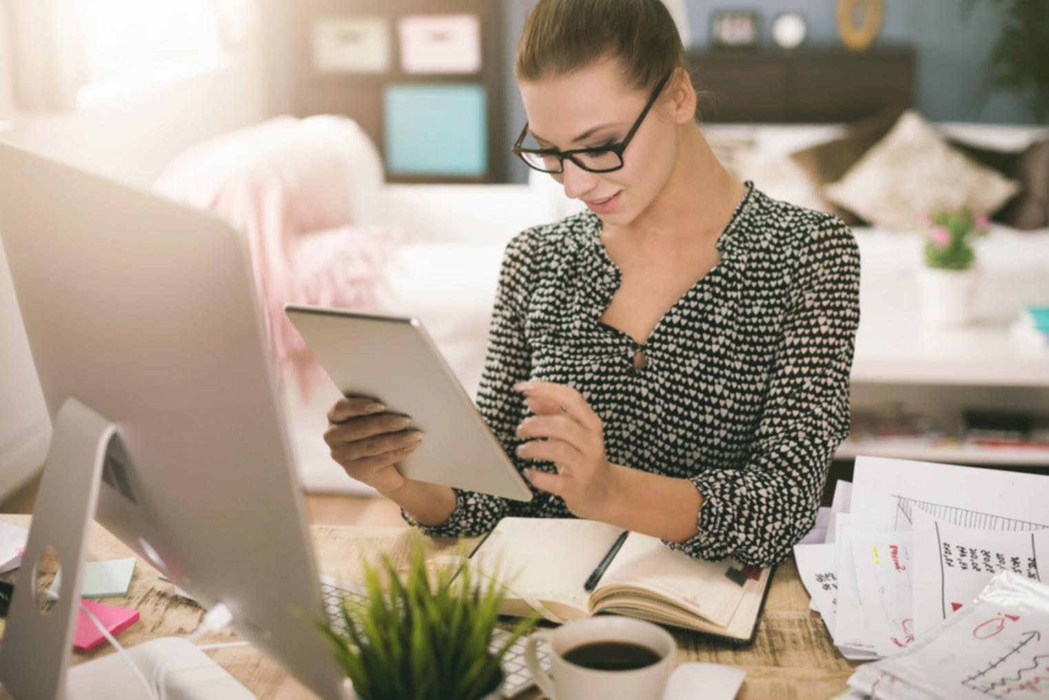 Team beim gemeinsamen Arbeiten an SEO-Strategien